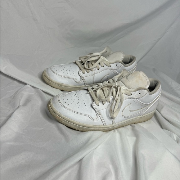 Jordan 1 Low ‘Triple White’ - Picture 1 of 5